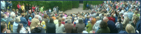 Een overvol openluchttheater.