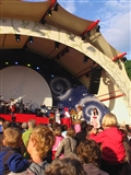 Drukte voor het podium